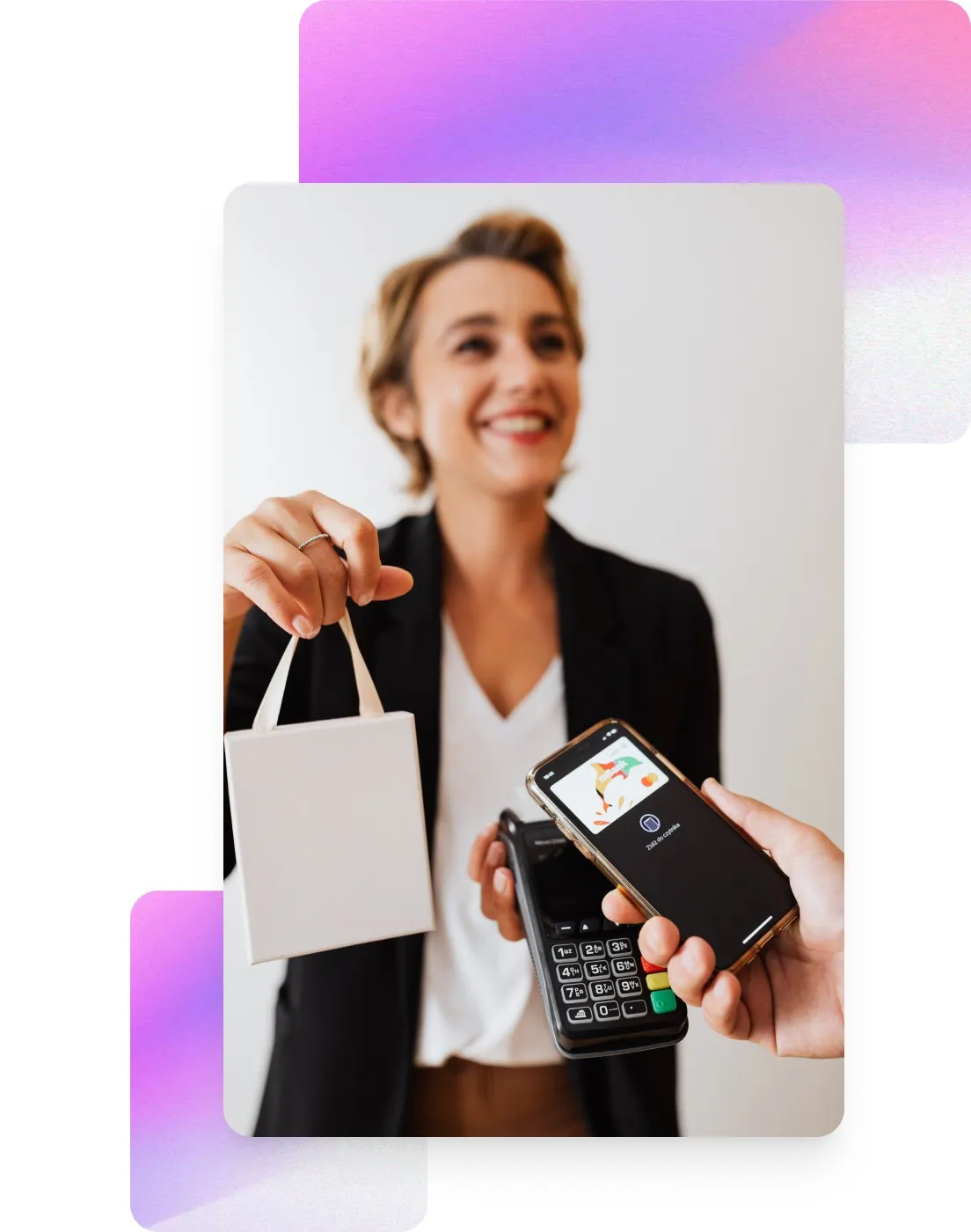 Datáfono de Efipay recibiendo un pago con tarjeta